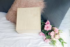 Presente do dia de Valentim com flovers foto de stock royalty free Presente do dia de Valentim com flovers foto de stock royalty free