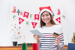 Presente feliz do Natal da compra do cartão de crédito do uso da mulher de Ásia com móbil fotos de stock Presente feliz do Natal da compra do cartão de crédito do uso da mulher de Ásia com móbil fotos de stock
