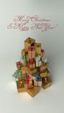 Presentes de la Navidad y del Año Nuevo en la pila con la forma del árbol de navidad Con el texto de saludo rojo ilustración del vector Presentes de la Navidad y del Año Nuevo en la pila con la forma del árbol de navidad Con el texto de saludo rojo ilustración del vector