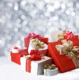 Presentes do Natal contra luzes efervescentes do partido fotografia de stock royalty free Presentes do Natal contra luzes efervescentes do partido fotografia de stock royalty free