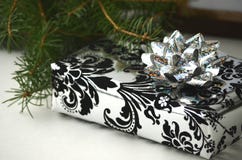 Presentes do Natal e presentes - caixa embrulhada para presente com espaço da cópia fotografia de stock Presentes do Natal e presentes - caixa embrulhada para presente com espaço da cópia fotografia de stock