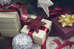 Presentes e ornamento sob uma árvore de Natal decorada imagens de stock royalty free Presentes e ornamento sob uma árvore de Natal decorada imagens de stock royalty free
