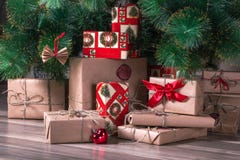 Presentes envolvidos que encontram-se sob a árvore de Natal foto de stock Presentes envolvidos que encontram-se sob a árvore de Natal foto de stock