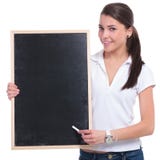 Presentes ocasionais da mulher no quadro-negro Imagem de Stock Presentes ocasionais da mulher no quadro-negro Imagem de Stock
