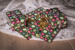 Presentes sob a árvore de Natal no assoalho fotos de stock Presentes sob a árvore de Natal no assoalho fotos de stock