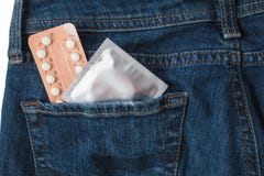 Preservativi in pacchetto in jeans Concetto del sesso sicuro Medicina, contraccezione e controllo delle nascite di sanità fotografia stock Preservativi in pacchetto in jeans Concetto del sesso sicuro Medicina, contraccezione e controllo delle nascite di sanità fotografia stock