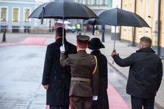 Presidente della Lettonia Raimonds Vejinis e prima signora della Lettonia, Iveta Vejone, ospiti reali aspettanti dalla Danimarca fotografie stock libere da diritti Presidente della Lettonia Raimonds Vejinis e prima signora della Lettonia, Iveta Vejone, ospiti reali aspettanti dalla Danimarca fotografie stock libere da diritti