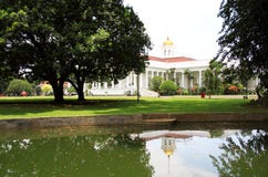 Presidentpalats i Bogor, Indonesien royaltyfria bilder Presidentpalats i Bogor, Indonesien royaltyfria bilder