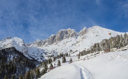 Presolana ist ein Gebirgszug des Orobie, italienische Alpen Landschaft im Winter nach Schneefälle Lizenzfreies Stockbild Presolana ist ein Gebirgszug des Orobie, italienische Alpen Landschaft im Winter nach Schneefälle Lizenzfreies Stockbild