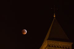 Presque une pleine éclipse en 2019 photo libre de droits Presque une pleine éclipse en 2019 photo libre de droits