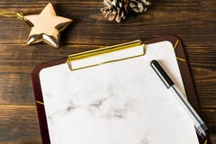 Presse-papiers de marbre blanc et stylo de marqueur noir avec l'étoile d'or, cadeau, canne de sucrerie dans la forme d'un coeur s image libre de droits Presse-papiers de marbre blanc et stylo de marqueur noir avec l'étoile d'or, cadeau, canne de sucrerie dans la forme d'un coeur s image libre de droits