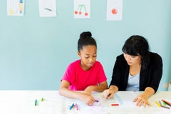 Preteen Afrikaans Amerikaans jong geitje opzij met de Aziatische arts. van het leraarsonderwijs royalty-vrije stock afbeeldingen Preteen Afrikaans Amerikaans jong geitje opzij met de Aziatische arts. van het leraarsonderwijs royalty-vrije stock afbeeldingen