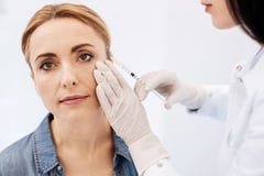 Prettige blondevrouw die een botoxinjectie hebben stock foto Prettige blondevrouw die een botoxinjectie hebben stock foto