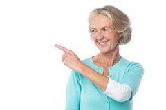 pretty-aged-woman-pointing-something-lady-towards-copy-space-area-33593166.jpg (240×160)