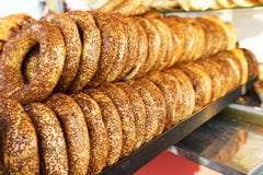 pretzel Bagels σουσαμιού που περιμένουν να πωληθεί στοκ εικόνες με δικαίωμα ελεύθερης χρήσης pretzel Bagels σουσαμιού που περιμένουν να πωληθεί στοκ εικόνες με δικαίωμα ελεύθερης χρήσης