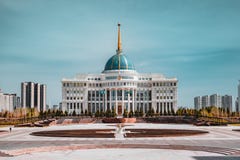Prezydenckiego pałac ` Ak-Orda ` z niebieskim niebem przez rzekę w Astana, Kazachstan zdjęcie stock Prezydenckiego pałac ` Ak-Orda ` z niebieskim niebem przez rzekę w Astana, Kazachstan zdjęcie stock