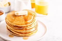 Prima colazione casalinga deliziosa con i pancake fotografia stock Prima colazione casalinga deliziosa con i pancake fotografia stock