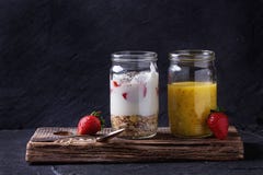 Prima colazione con i muesli ed il yogurt fotografia stock Prima colazione con i muesli ed il yogurt fotografia stock
