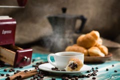 Prima colazione con la tazza del caffè espresso di caffè e del croissant caldi su un corteggiare immagini stock libere da diritti Prima colazione con la tazza del caffè espresso di caffè e del croissant caldi su un corteggiare immagini stock libere da diritti