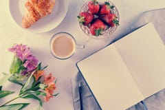 Prima colazione romantica di mattina - MAG del caffè, taccuino vuoto fotografie stock libere da diritti Prima colazione romantica di mattina - MAG del caffè, taccuino vuoto fotografie stock libere da diritti