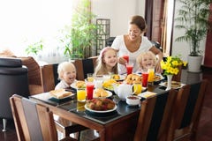 Prima colazione sana della famiglia per la madre ed i bambini Fotografia Stock Libera da Diritti Prima colazione sana della famiglia per la madre ed i bambini Fotografia Stock Libera da Diritti