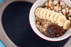 Prima colazione sana, farina d'avena, banana, pera, miele, semi di lino, semi di chia fotografia stock libera da diritti Prima colazione sana, farina d'avena, banana, pera, miele, semi di lino, semi di chia fotografia stock libera da diritti