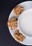 Prima colazione sana fresca con i biscotti ed il latte del cereale immagini stock Prima colazione sana fresca con i biscotti ed il latte del cereale immagini stock