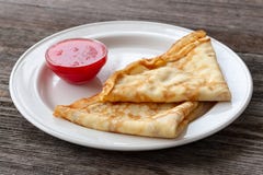 Prima colazione vegetariana: pancake del grano con l'inceppamento di fragola fotografia stock libera da diritti Prima colazione vegetariana: pancake del grano con l'inceppamento di fragola fotografia stock libera da diritti