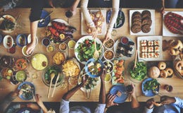 Prima folkmassa för frunch som äter middag matalternativ som äter begrepp arkivfoton Prima folkmassa för frunch som äter middag matalternativ som äter begrepp arkivfoton