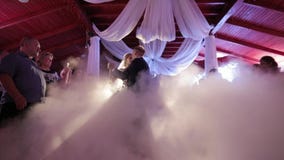 Primeira dança do noivo e da noiva Dança no destaurant vídeo casamento filme Primeira dança do noivo e da noiva Dança no destaurant vídeo casamento filme