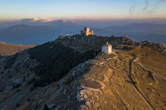 Primeira neve no parque nacional de Gran Sasso: Castelo de Calascio e uma igreja fotos de stock Primeira neve no parque nacional de Gran Sasso: Castelo de Calascio e uma igreja fotos de stock