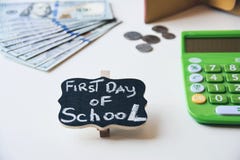 Primeiro dia de despesas da escola foto de stock Primeiro dia de despesas da escola foto de stock