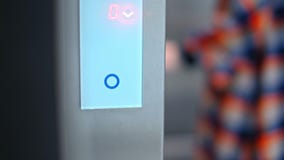 Primer agradable del botón de la elevación presionado para subir por un finger en un edificio moderno almacen de video Primer agradable del botón de la elevación presionado para subir por un finger en un edificio moderno almacen de video