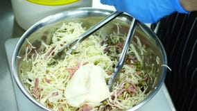 Primer, cocinando la ensalada vegetal con mayonesa en un cuenco del metal, cuenco de ensalada el cocinero mezcla todos los ingred metrajes Primer, cocinando la ensalada vegetal con mayonesa en un cuenco del metal, cuenco de ensalada el cocinero mezcla todos los ingred metrajes