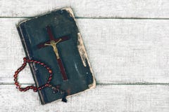 Primer de la cruz cristiana de madera y biblia en el viejo fondo de madera Fotografía de archivo libre de regalías Primer de la cruz cristiana de madera y biblia en el viejo fondo de madera Fotografía de archivo libre de regalías