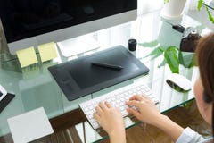 Primer de la mano de la mujer de negocios que mecanografía en el ordenador del teclado imagenes de archivo Primer de la mano de la mujer de negocios que mecanografía en el ordenador del teclado imagenes de archivo