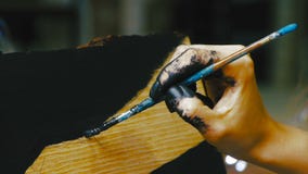 Primer de la mano del ` s de la mujer del artista con el cepillo todavía que pinta la imagen de la vida en lona en estudio del ar almacen de metraje de vídeo Primer de la mano del ` s de la mujer del artista con el cepillo todavía que pinta la imagen de la vida en lona en estudio del ar almacen de metraje de vídeo