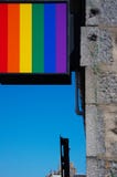 Primer de la muestra de publicidad coloreada arco iris contra el cielo azul brillante imágenes de archivo libres de regalías Primer de la muestra de publicidad coloreada arco iris contra el cielo azul brillante imágenes de archivo libres de regalías