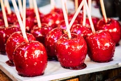 Primer de las manzanas de caramelo rojas del hockey shinny fotografía de archivo libre de regalías Primer de las manzanas de caramelo rojas del hockey shinny fotografía de archivo libre de regalías