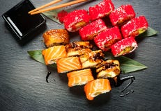 Primer de los rollos de sushi Comida japonesa en restaurante Ruede con los salmones, la anguila, las verduras y el caviar del pez Foto de archivo libre de regalías Primer de los rollos de sushi Comida japonesa en restaurante Ruede con los salmones, la anguila, las verduras y el caviar del pez Foto de archivo libre de regalías