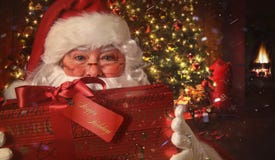 Primer de Papá Noel que sostiene el regalo con escena de la Navidad en fondo fotos de archivo libres de regalías Primer de Papá Noel que sostiene el regalo con escena de la Navidad en fondo fotos de archivo libres de regalías