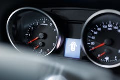 Primer de un tablero de instrumentos hermoso que brilla intensamente de un coche costoso moderno foto de archivo libre de regalías Primer de un tablero de instrumentos hermoso que brilla intensamente de un coche costoso moderno foto de archivo libre de regalías