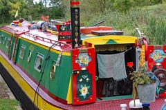 Primer de una gabarra altamente adornada en el canal magnífico de la unión en Lapworth en Warwickshire, Inglaterra foto de archivo Primer de una gabarra altamente adornada en el canal magnífico de la unión en Lapworth en Warwickshire, Inglaterra foto de archivo