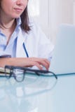 Primer del doctor que trabaja en el ordenador portátil imágenes de archivo libres de regalías Primer del doctor que trabaja en el ordenador portátil imágenes de archivo libres de regalías