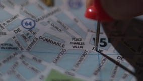 Primer del mapa francés de la ciudad, destino turístico del viaje de la marca de la mano con el perno almacen de video Primer del mapa francés de la ciudad, destino turístico del viaje de la marca de la mano con el perno almacen de video