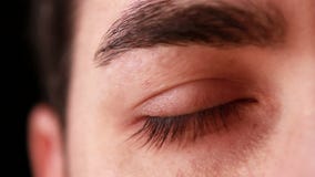 Primer del ojo del hombre joven Primer del ojo del hombre joven