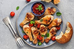 Primer del palillo de pollo frito con los tomates, la salsa de tomate y el pan fresco del panecillo sobre fondo gris Visi?n super fotos de archivo Primer del palillo de pollo frito con los tomates, la salsa de tomate y el pan fresco del panecillo sobre fondo gris Visi?n super fotos de archivo
