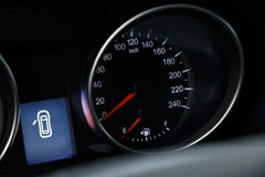 Primer del veloc?metro en el tablero de instrumentos de un coche costoso moderno imágenes de archivo libres de regalías Primer del veloc?metro en el tablero de instrumentos de un coche costoso moderno imágenes de archivo libres de regalías