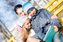 Primer en dos niños hermosos, hijo e hija de los niños con su madre que se divierte usando el ordenador de la PC de la tableta en Imagen de archivo libre de regalías Primer en dos niños hermosos, hijo e hija de los niños con su madre que se divierte usando el ordenador de la PC de la tableta en Imagen de archivo libre de regalías