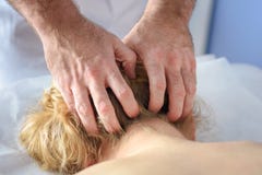 Primer en las manos del doctor del hombre Mujer caucásica que recibe masaje principal terapéutico en oficina médica imagenes de archivo Primer en las manos del doctor del hombre Mujer caucásica que recibe masaje principal terapéutico en oficina médica imagenes de archivo